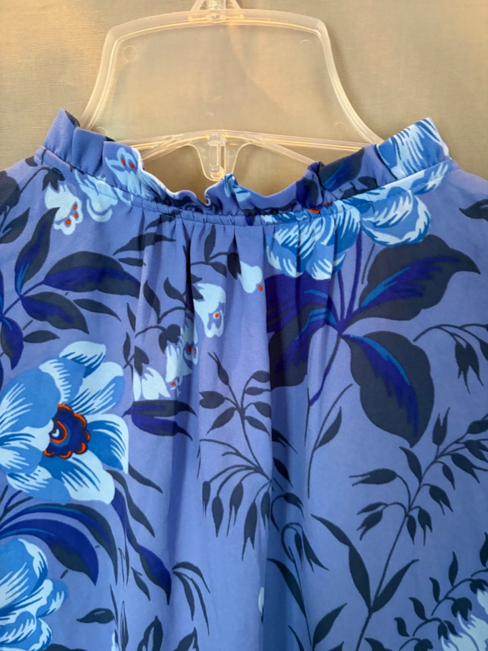 LOFT Petites Sleeveless Blouse with 3 button front, Blue floral pattern Size SP - Picture 5 of 6